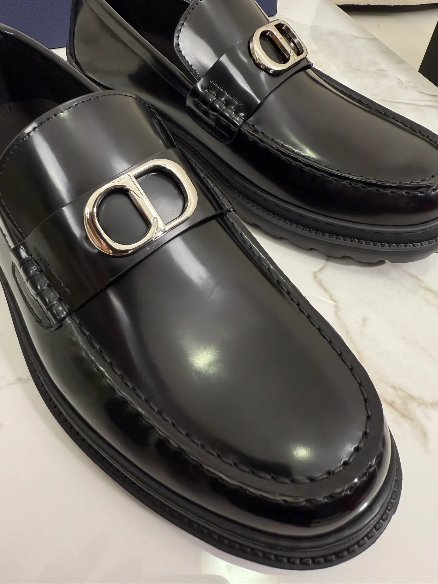[ DIOR ] Top P: 820💰 ▪️Size: 39-44 (customized for 38.45) Top male leather shoes DIOR Dior combines high-quality materials and exquisite details. The imported cowhide leather upper is embellished with Gancio buckles, showing a luxurious style. Imported cattle. TP sole is light and flexible in texture